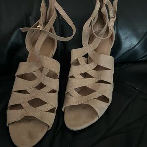 Nude 4’ or 5’ heels
